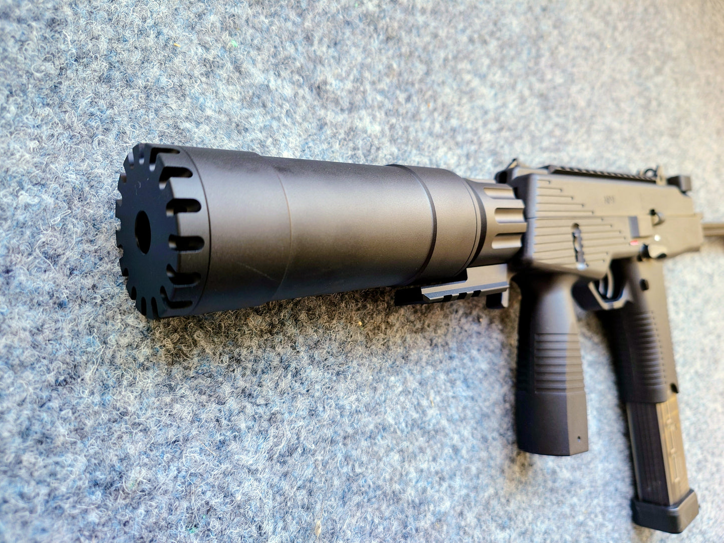 MARUYAMA MP9DX GBB SMG med QD-ljuddämpare – Gas Blowback Airsoft | MP9 Style 2x Magasin
